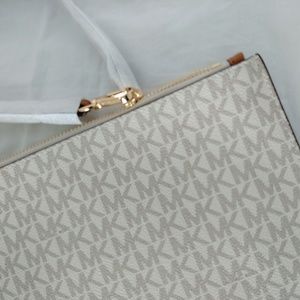 BRand New - Michael Kors Signature Wristlet